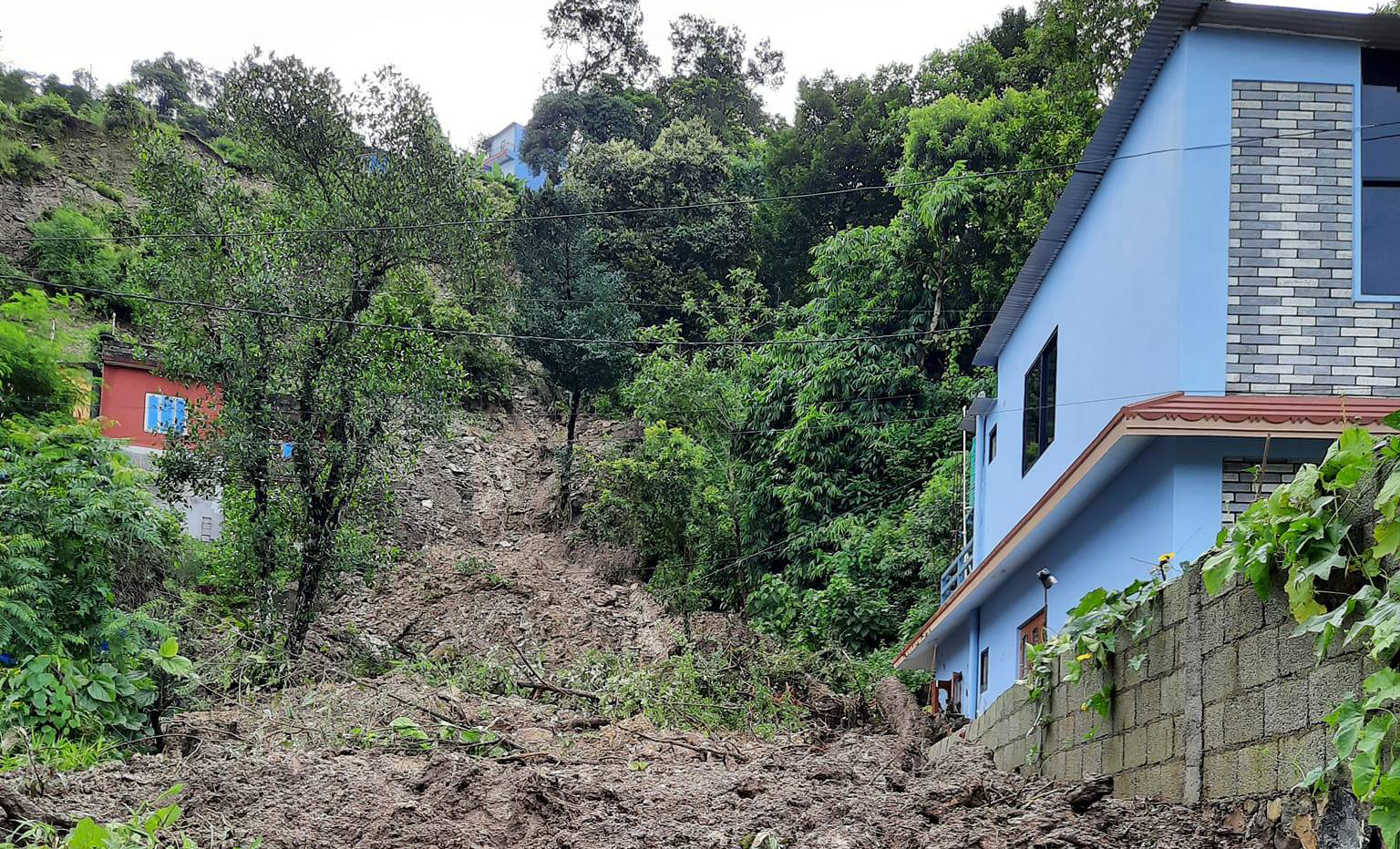 पहिरोले पोखरामा तीनजनाको मृत्यु