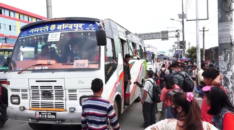 उपत्यका छोड्नेको लर्काे