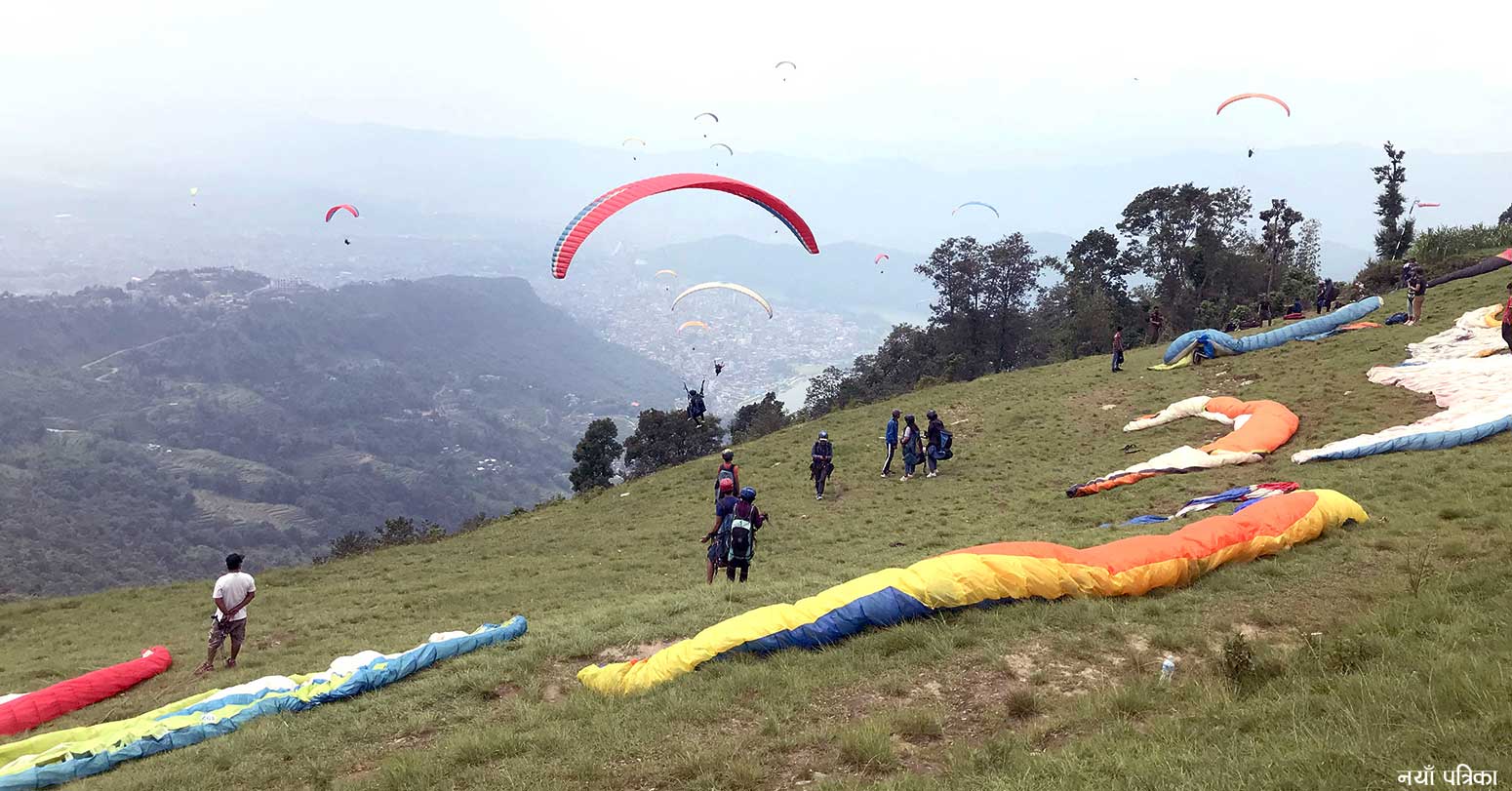 पोखराको प्याराग्लाइडिङ